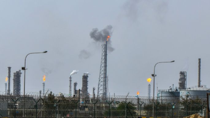 Irán ataca refinería de Kuwait y explosiones retumban en Teherán por ataque israelí