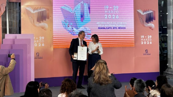 Elmer Mendoza recibe Premio Ibargüengoitia e inaugura la Feria del Libro de Guanajuato
