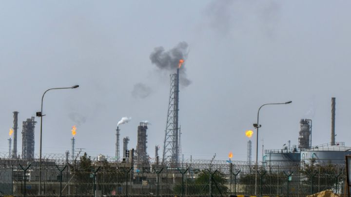 Irán ataca refinería de Kuwait y explosiones retumban en Teherán por ataque israelí