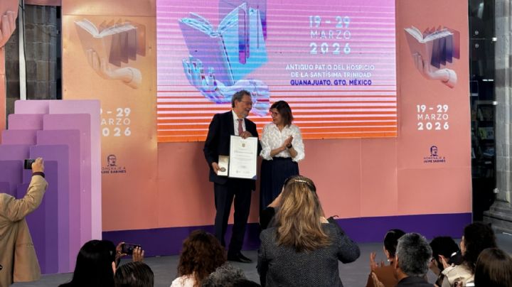 Elmer Mendoza recibe Premio Ibargüengoitia e inaugura la Feria del Libro de Guanajuato