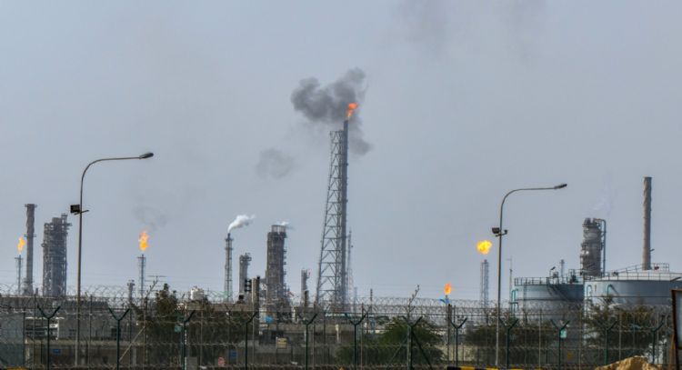Irán ataca refinería de Kuwait y explosiones retumban en Teherán por ataque israelí