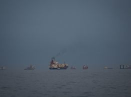 Irán dice que obligó a un destructor de EU a retroceder cuando se dirigía al estrecho de Ormuz