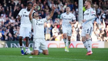 Raúl Jiménez rompió a llorar tras marcar su primer gol desde la muerte de su padre (Video)