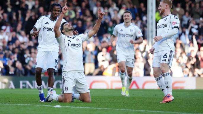 Raúl Jiménez rompió a llorar tras marcar su primer gol desde la muerte de su padre (Video)