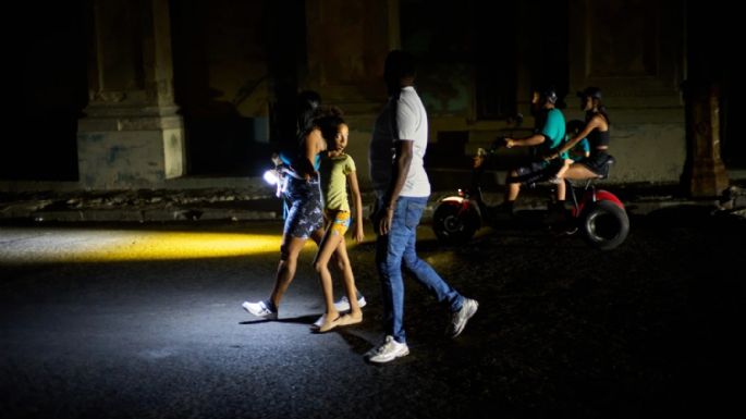 La red eléctrica de Cuba colapsa, dejándola sin electricidad por tercera vez este mes