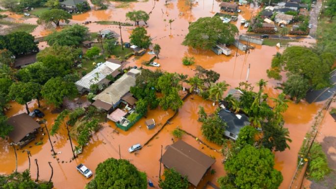 Las peores inundaciones en Hawái en 20 años amenazan una presa y provocan evacuaciones