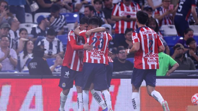 El portero Raúl Rangel ataja un penalti de último minuto para que Chivas se imponga 3-2 a Monterrey