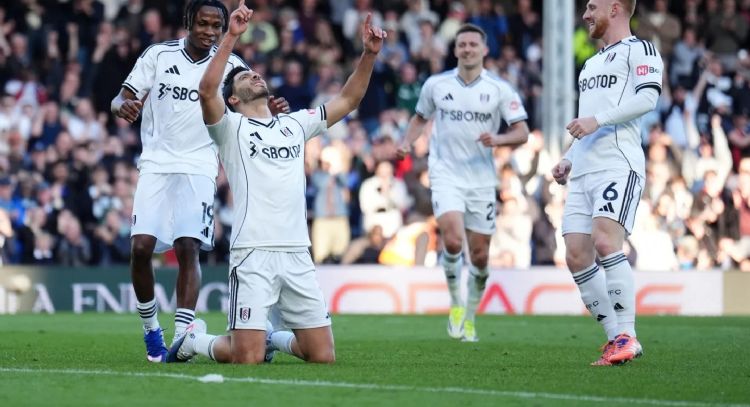 Raúl Jiménez rompió a llorar tras marcar su primer gol desde la muerte de su padre (Video)