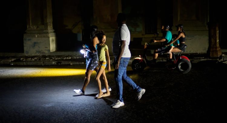 La red eléctrica de Cuba colapsa, dejándola sin electricidad por tercera vez este mes