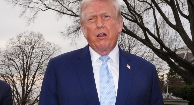 Trump amenaza con desplegar al ICE en aeropuertos desde el lunes si no hay acuerdo con demócratas