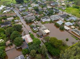 Rescatan a 230 personas tras inundaciones en Hawái; advierten que represa podría colapsar	