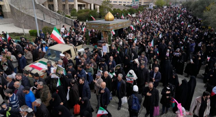 Trump amenaza con atacar plantas eléctricas iraníes si Teherán no abre el estrecho de Ormuz