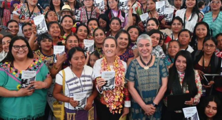 Sheinbaum reconoce a indígenas por traducir la cartilla de derechos de las mujeres a 67 lenguas