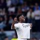 Real Madrid venció 3-2 al Atlético en La Liga; Vinícius anotó dos goles