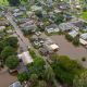 Rescatan a 230 personas tras inundaciones en Hawái; advierten que represa podría colapsar	