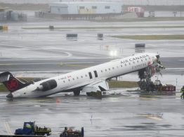 Avión choca con camión de bomberos en pista de aterrizaje en aeropuerto de NY; dos pilotos murieron