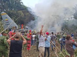 Al menos 66 muertos en choque de avión militar en Colombia, dice jefe de las fuerzas armadas