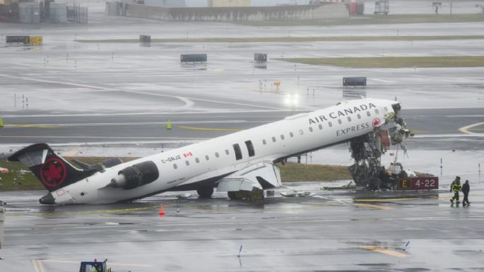 Avión choca con camión de bomberos en pista de aterrizaje en aeropuerto de NY; dos pilotos murieron