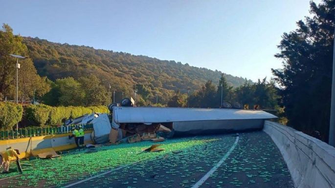 Volcadura de tráiler en La Pera deja un muerto y paraliza la México-Cuernavaca (Video)