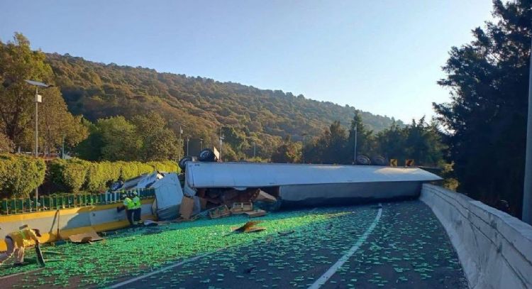 Volcadura de tráiler en La Pera deja un muerto y paraliza la México-Cuernavaca (Video)