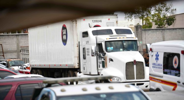 Hallan a más de 229 migrantes en tráiler que se descompuso en Veracruz