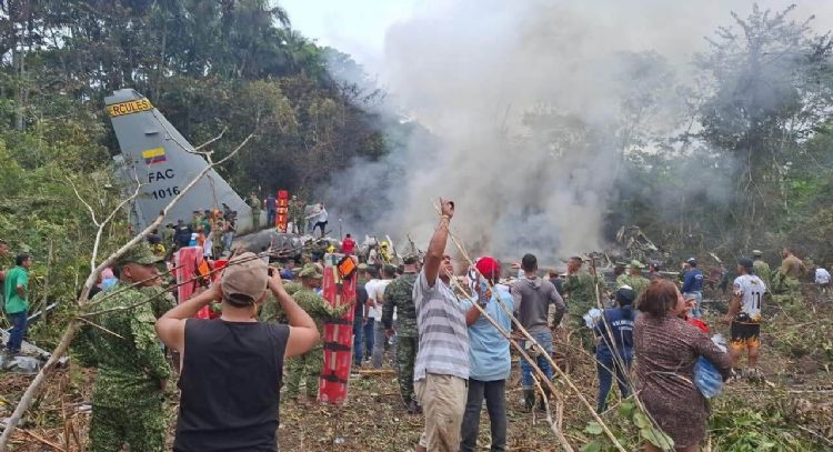 Al menos 66 muertos en choque de avión militar en Colombia, dice jefe de las fuerzas armadas