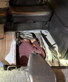 Hombre intenta cruzar a EU escondido en área del tanque de gasolina de un vehículo