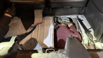 Hombre intenta cruzar a EU escondido en área del tanque de gasolina de un vehículo