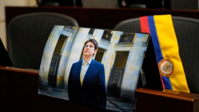 Colombia emite órdenes de arresto contra miembros de un grupo rebelde por asesinato de Miguel Uribe