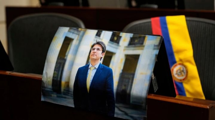 Colombia emite órdenes de arresto contra miembros de un grupo rebelde por asesinato de Miguel Uribe