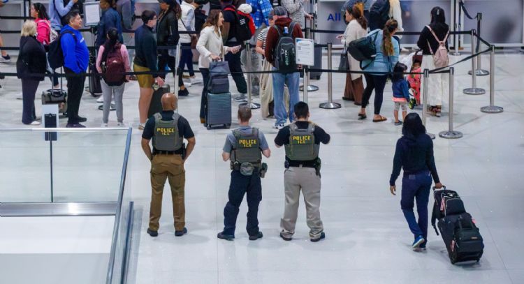 ¿Pueden los agentes del ICE agilizar las largas filas en algunos aeropuertos de EU?