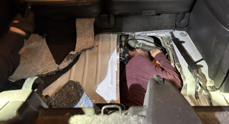 Hombre intenta cruzar a EU escondido en área del tanque de gasolina de un vehículo