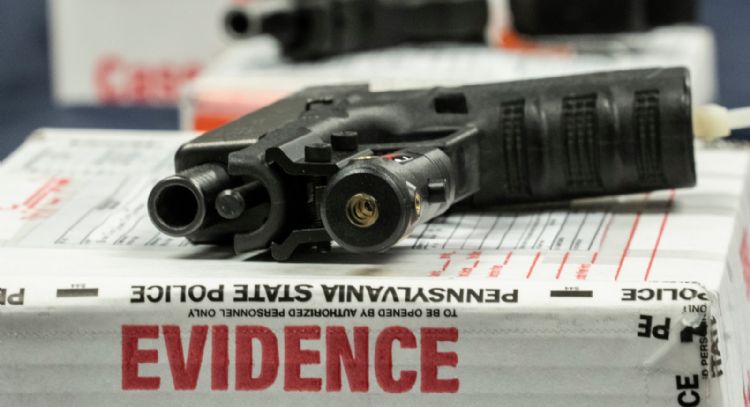 Informe expone cómo armas compradas en el sur de EU terminan en escenas de crimen del norte