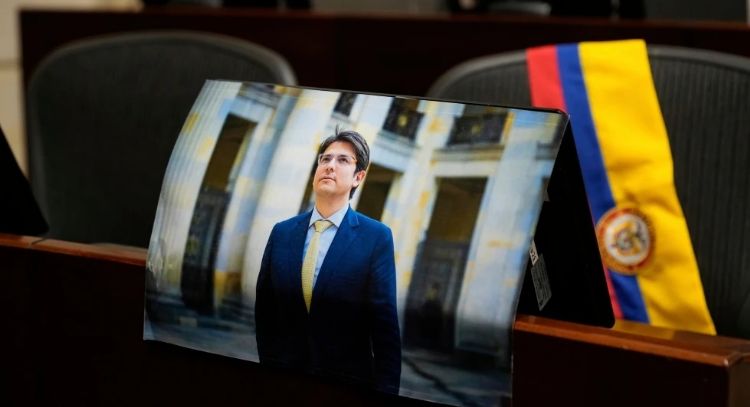 Colombia emite órdenes de arresto contra miembros de un grupo rebelde por asesinato de Miguel Uribe