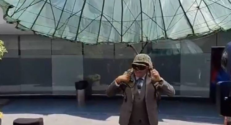 Saúl Monreal exhibe equipo de paracaidismo para reconocer a la Marina