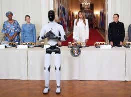 Melania Trump aparece con un robot humanoide en cumbre sobre IA y tecnología (Video)