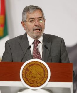 SRE reporta 13 mexicanos muertos en custodia del ICE; otros 13 mil están detenidos