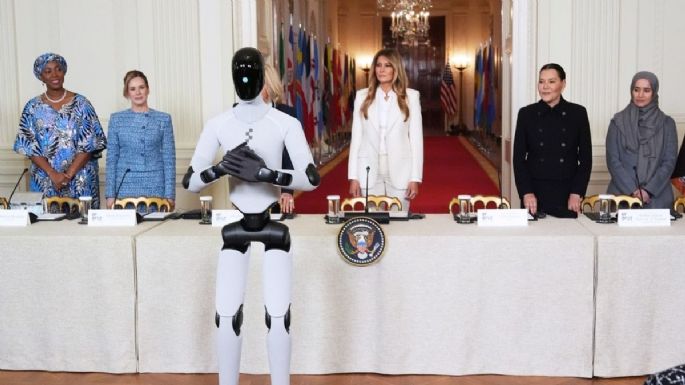 Melania Trump aparece con un robot humanoide en cumbre sobre IA y tecnología (Video)