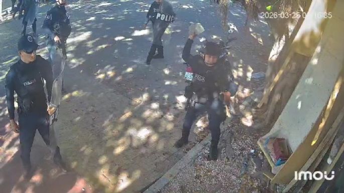 Policías de Playa del Carmen lanzan piedras a ciudadanos al ejecutar un desalojo