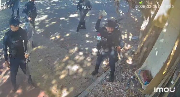 Policías de Playa del Carmen lanzan piedras a ciudadanos al ejecutar un desalojo