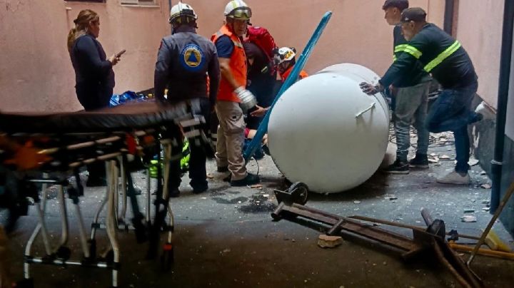Trabajador cae de cuarto piso junto con tanque de gas estacionario en la Benito Juárez