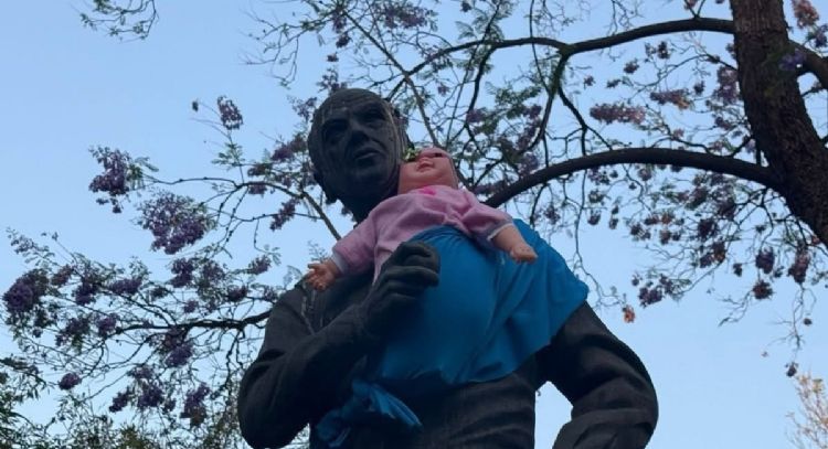 Intervienen estatuas de personajes históricos con bebés de juguete en Guadalajara