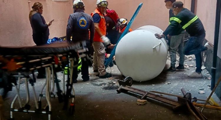 Trabajador cae de cuarto piso junto con tanque de gas estacionario en la Benito Juárez