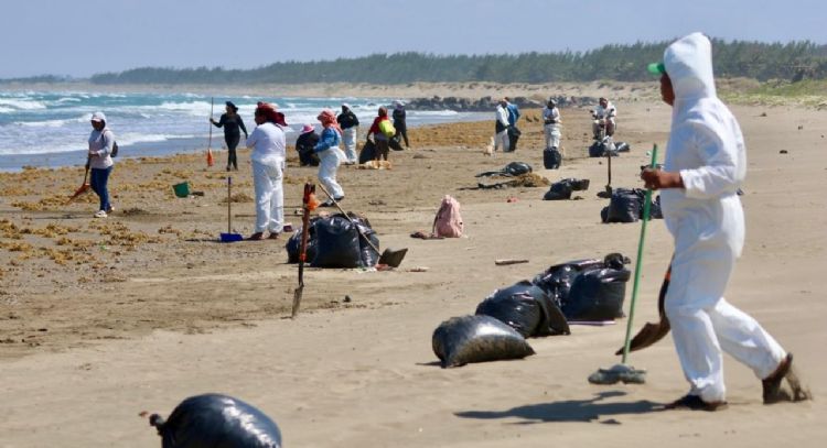 Inacción y versiones contradictorias acusan pescadores tras desastre ambiental en el Golfo de México