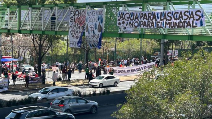 Bloquean Periférico Sur con "mega reta" de futbol contra “Mundial del despojo”