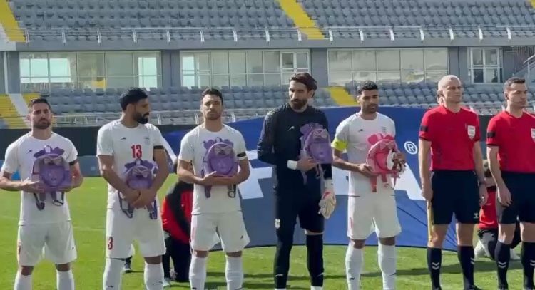 Selección iraní de futbol protesta durante su himno nacional por bombardeos a primaria en Minab