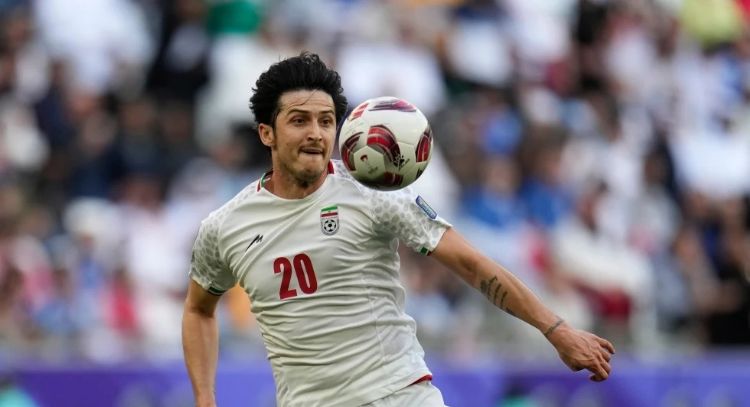 Estado iraní amenaza al futbolista Sardar Azmoun con confiscar sus bienes por criticar al gobierno