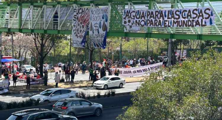 Bloquean Periférico Sur con "mega reta" de futbol contra “Mundial del despojo”