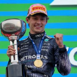 Kimi Antonelli gana el Gran Premio de Japón por delante de Oscar Piastri, de McLaren