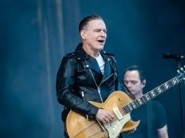 Bryan Adams llena de nostalgia y de reinvención la Arena CDMX (Videos)